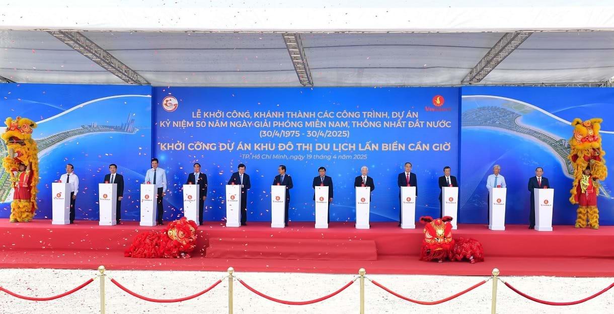 Các đại biểu thực hiện nghi thức bấm nút khởi công Khu đô thị du lịch lấn biển Cần Giờ - Vinhomes Green Paradise sáng 19.4. Ảnh: Người Đô Thị