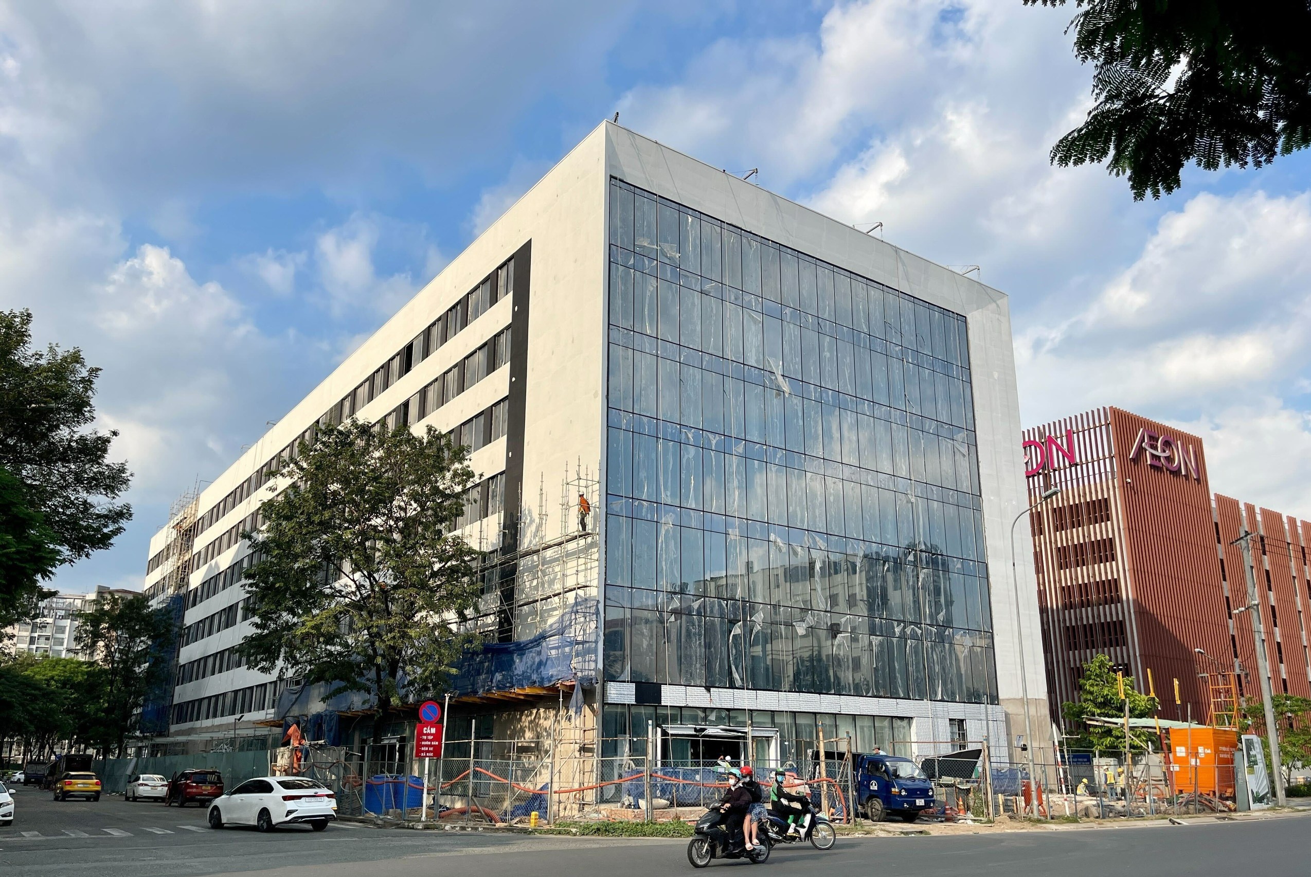 Tòa nhà Văn phòng OfficeHaus nằm trong Khu đô thị Celadon City Tân Phú, TP HCM.