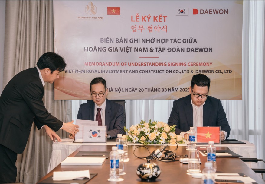 Ông Hoàng Tiến Thắng - CEO Hoàng Gia Việt Nam và ông Cheun Eung Sik - Chủ tịch Tập đoàn Daewon ký kết biên bản ghi nhớ hợp tác phát triển các dự án, các khu đô thị mới tại Thừa Thiên Huế, Quảng Trị, Quảng Bình.