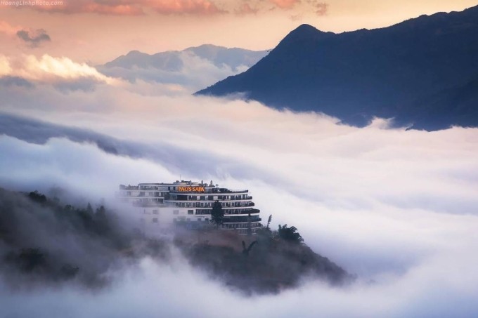 Khách sạn nằm giữa biển mây. Ảnh: Booking