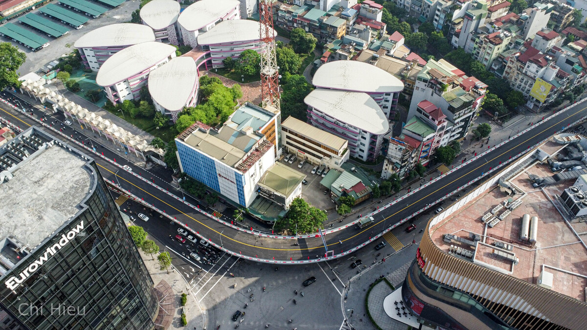 Sáng ngày 30/6, cầu vượt chữ C Chùa Bộc - Phạm Ngọc Thạch chính thức thông xe. Dự án là giải pháp hiệu quả góp phần giải quyết những vấn đề cấp bách về giao thông đô thị và hình thành hạ tầng giao thông khung của thành phố.