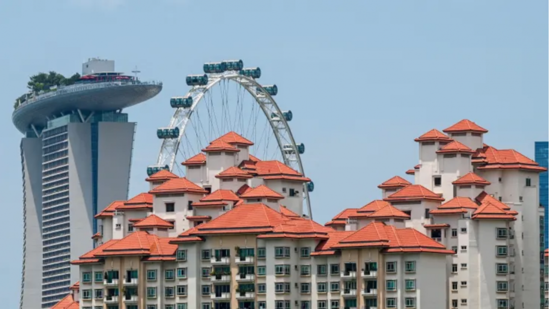 Các căn hộ riêng được nhìn thấy trong bối cảnh khách sạn Marina Bay Sands và bánh xe đài quan sát Singapore Flyer ở Singapore vào ngày 23 tháng 3 năm 2022. Ảnh Roslan Rahman | AFP 