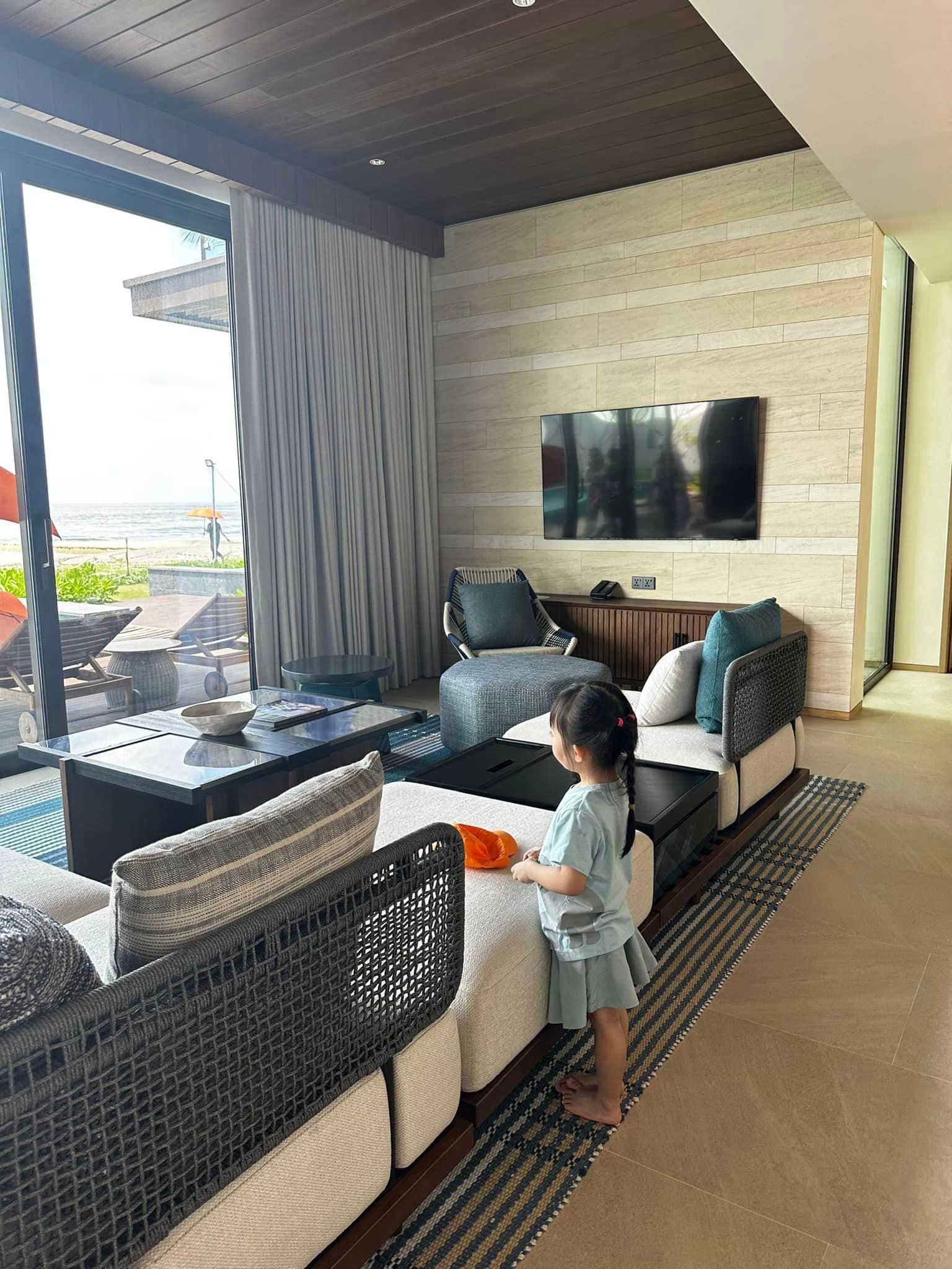 Phòng khách của căn biệt thự khá rộng rãi với view hướng dẫn biển. https://batdongsanbiz.vn/