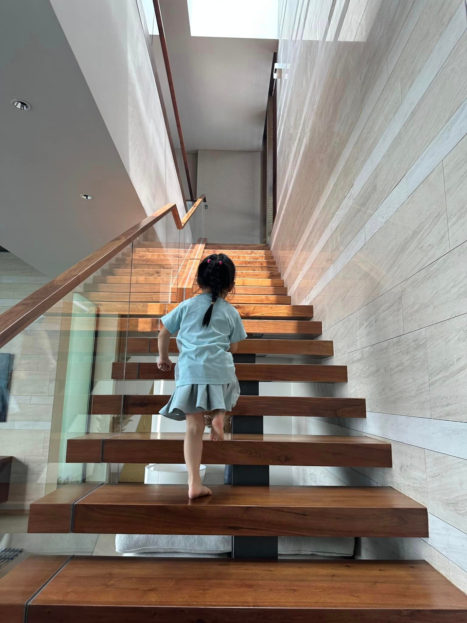 Cầu thang rộng rãi và được làm bằng gỗ nguyên bản, kết hợp với vách kích rất đẹp và sạch sẽ. https://batdongsanbiz.vn/