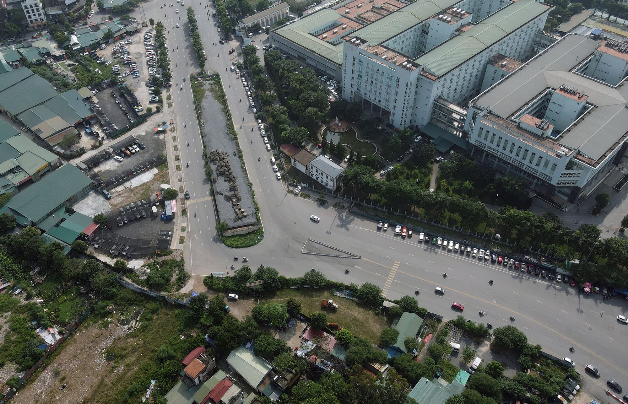 Trong khi đó, tuyến đường chính dài 2,5km (đường Nguyễn Xiển - Xa La) hiện còn hạng mục cầu vượt nối sang đường Phúc La vẫn chưa hoàn thiện.