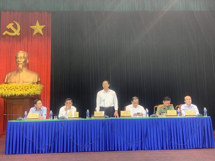 Phó Chủ tịch UBND tỉnh Võ Văn Phi chủ trì buổi tiếp công dân.
