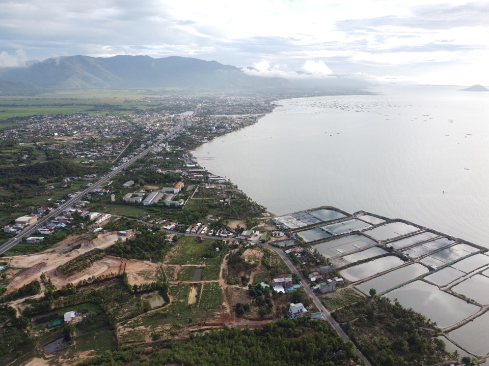 Khu dịch vụ đô thị và dân cư Đông - Bắc Ninh Hòa sẽ có tổng diện tích khoảng hơn 2.800ha thuộc xã Ninh Thọ, xã Ninh An và phường Ninh Diêm (thị xã Ninh Hòa), trong đó khu vực đất liền gần 2.700ha (dự kiến diện tích lấn biển hơn 53ha); vùng mặt nước biển khoảng hơn 130ha.