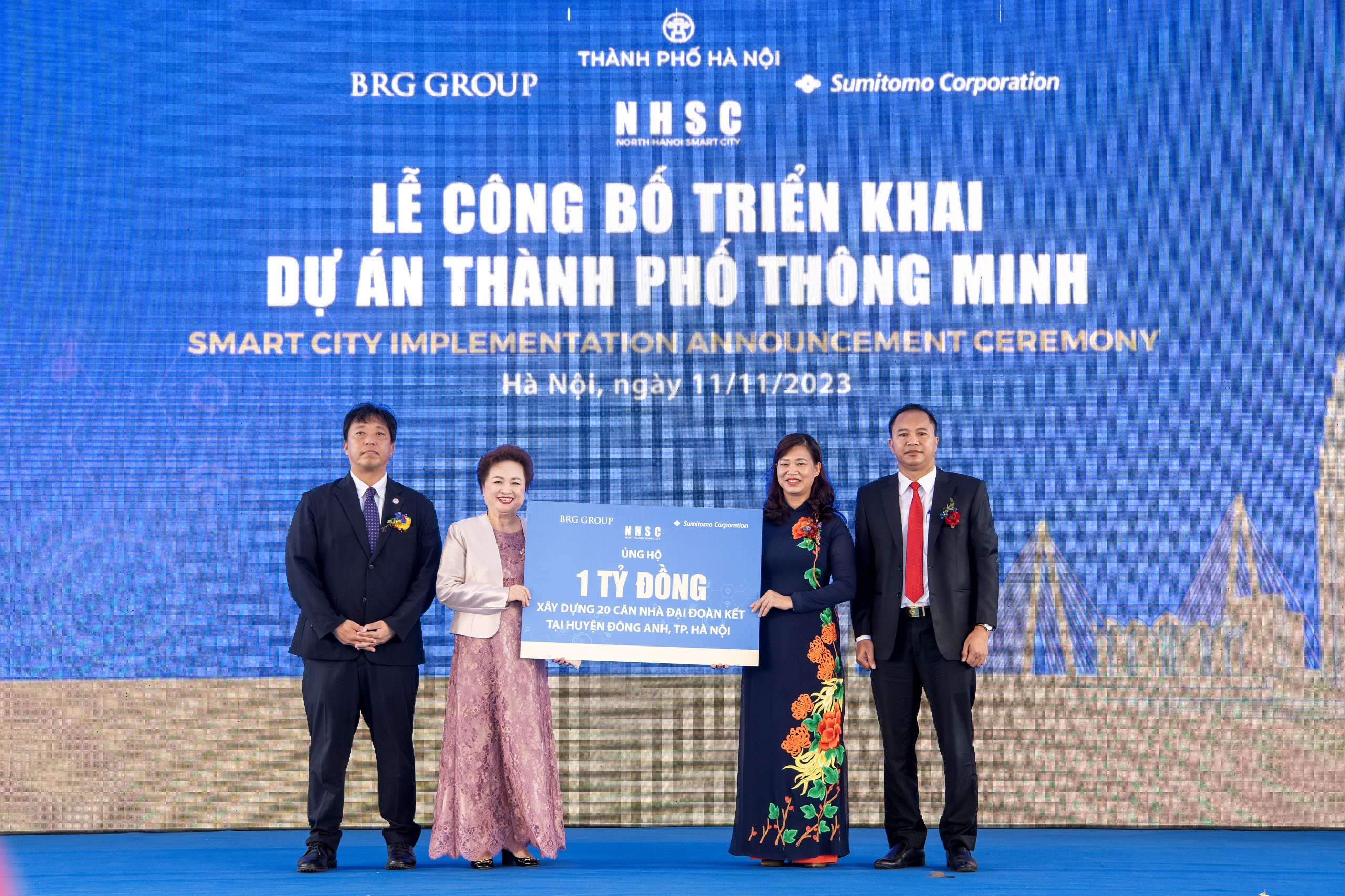 Lãnh đạo Công ty Thành phố Thông minh Bắc Hà Nội trao ủng hộ 1 tỷ đồng xây dựng 20 căn nhà đại đoàn kết tại huyện Đông Anh.