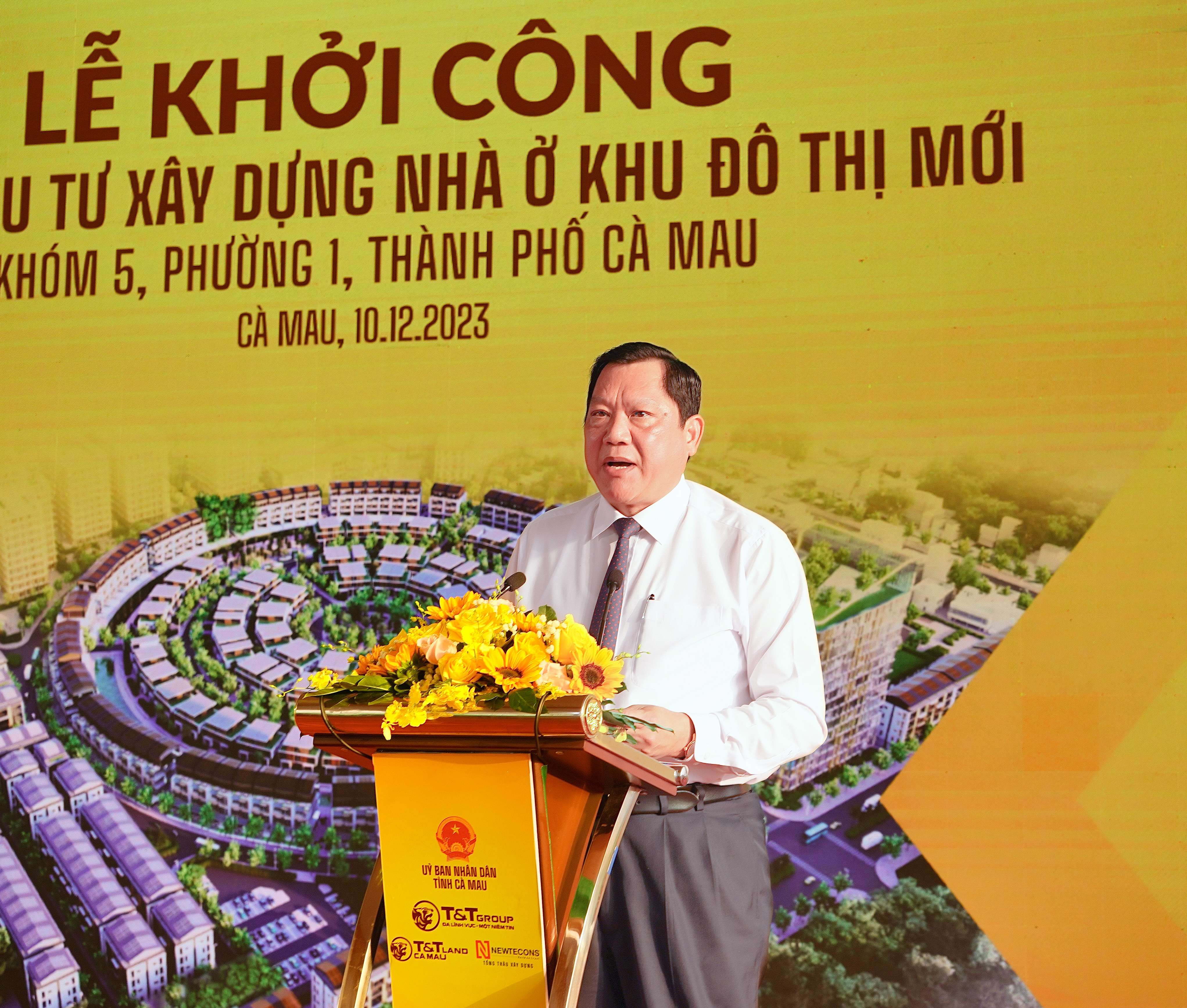 Ông Lâm Văn Bi, Phó Chủ tịch UBND tỉnh Cà Mau phát biểu tại lễ khởi công dự án.