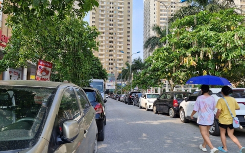 Xe ô tô tràn ra đường, vỉa hè: Bức tranh nhếch nhác tại các khu đô thị Hà Nội