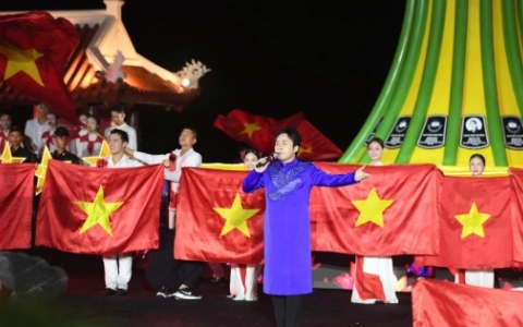 Sâu lắng chương trình nghệ thuật đặc biệt “Lời tri ân – Dòng sông hoa lửa”