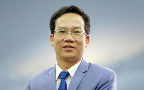 Hai tháng sau khi rút khỏi vị trí Hội đồng quản trị, ông Lã Quý Hiển lại xin từ chức Phó tổng giám đốc FLC
