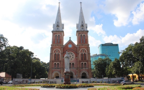 Nhà thờ Đức Bà TP.HCM được ca ngợi là 1 trong 10 nhà thờ tráng lệ nhất châu Á