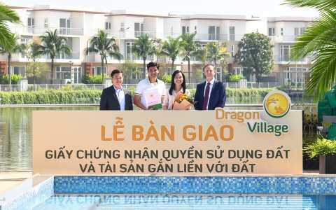 Trao sổ hồng cho cư dân Dragon Village và Dragon Parc, Phú Long khẳng định uy tín Nhà phát triển đô thị bền vững