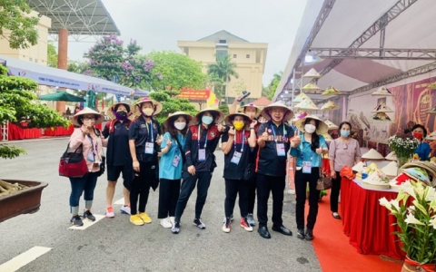 Khách du lịch và các đoàn thi đấu Bóng rổ SEA Games 31 thăm quan khu trưng bày sản phẩm OCOP huyện Thanh Trì